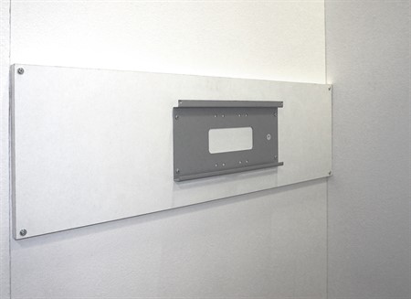 Väggfäste för skärm på trävägg